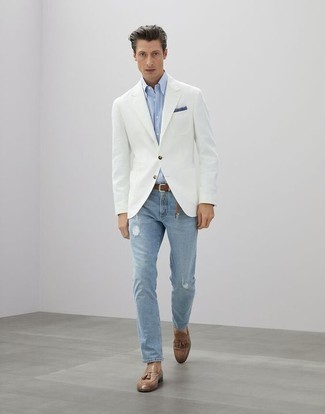 Как носить белый пиджак с светло-коричневыми кожаными лоферами с кисточками за 40 лет: Белый пиджак и голубые рваные джинсы — замечательная идея для несложного, но стильного мужского ансамбля. Теперь почему бы не привнести в повседневный образ толику нарядности с помощью светло-коричневых кожаных лоферов с кисточками?