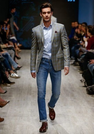 С чем носить серый пиджак в шотландскую клетку мужчине в стиле смарт-кэжуал: Серый пиджак в шотландскую клетку и синие джинсы украсят гардероб любого джентльмена. Этот ансамбль обретет свежее прочтение в сочетании с темно-красными кожаными туфлями дерби.