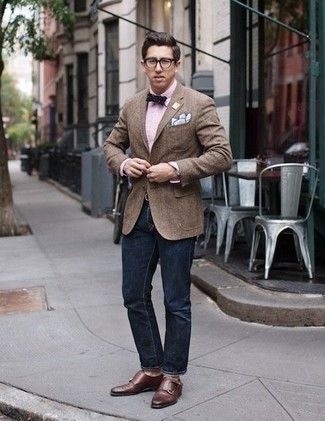 С чем носить розовую классическую рубашку мужчине: Хочешь выглядеть престижно? Тогда образ из розовой классической рубашки и темно-синих джинсов для тебя. Если ты предпочитаешь смелые настроения в своих образах, закончи этот коричневыми кожаными монками с двумя ремешками.