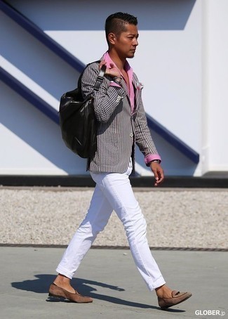 С чем носить ярко-розовую классическую рубашку в 30 лет мужчине в теплую погоду в стиле смарт-кэжуал: Ярко-розовая классическая рубашка и белые джинсы — это тот мужской образ, в котором ты непременно будешь ловить на себе дамские взгляды. Любишь экспериментировать? Заверши образ коричневыми замшевыми лоферами.