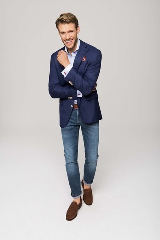 Как носить темно-синий пиджак с коричневыми замшевыми лоферами в 30 лет мужчине лето в стиле смарт-кэжуал: Дуэт темно-синего пиджака и синих джинсов позволит создать элегантный и современный мужской ансамбль. Коричневые замшевые лоферы добавят образу стильной строгости. Справляться с летним зноем в таком образе определенно легче.