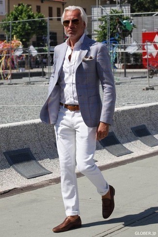 С чем носить белую классическую рубашку мужчине лето в стиле смарт-кэжуал: Дуэт белой классической рубашки и белых джинсов поможет выглядеть аккуратно, а также выразить твой личный стиль. Если тебе нравится соединять в своих ансамблях разные стили, из обуви можешь надеть коричневые кожаные лоферы. Подобный лук даст комфорт в знойную погоду и уверенность в том, что ты выглядишь образцово-показательно.