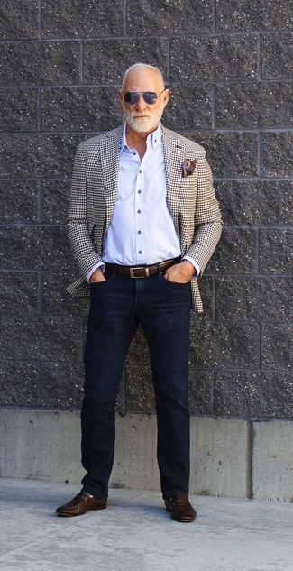 Как носить белую классическую рубашку с синими джинсами за 60 лет мужчине лето: Сочетание белой классической рубашки и синих джинсов безусловно будет обращать на себя взгляды прекрасного пола. Этот ансамбль легко обретает свежее прочтение в сочетании с темно-коричневыми кожаными лоферами. Переносить нестерпимый июльский зной значительно легче, если на тебе такое сочетание одежды.