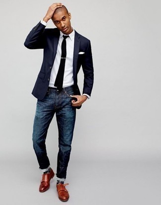 С чем носить монки в 20 лет в стиле смарт-кэжуал: Темно-синий пиджак и темно-синие джинсы — прекрасный мужской лук для свидания в дорогом ресторане. Монки добавят ансамблю стильной строгости.
