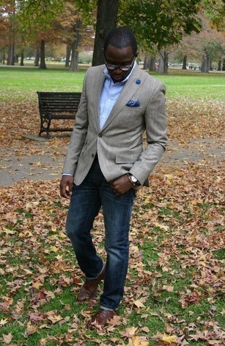 Модный лук: серый пиджак, голубая классическая рубашка, темно-синие джинсы, коричневые кожаные туфли дерби