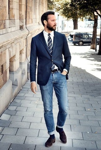 Как носить темно-синий пиджак с коричневыми замшевыми лоферами в 30 лет мужчине лето: Темно-синий пиджак и синие джинсы — великолепный выбор для воплощения мужского ансамбля в стиле смарт-кэжуал. Завершив образ коричневыми замшевыми лоферами, получим поразительный результат. Переносить невозможный летний зной в таком образе будет гораздо легче.