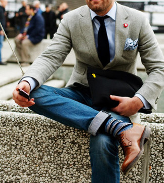 С чем носить разноцветные носки мужчине: Если в одежде ты ценишь комфорт и практичность, серый шерстяной пиджак и разноцветные носки — великолепный выбор для привлекательного повседневного мужского лука. Теперь почему бы не привнести в повседневный образ толику изысканности с помощью светло-коричневых кожаных туфель дерби?