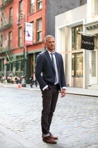 Как носить темно-коричневые кожаные туфли дерби с темно-коричневыми джинсами в 30 лет: Темно-серый пиджак и темно-коричневые джинсы — великолепный выбор для поклонников стиля smart casual. Теперь почему бы не привнести в этот лук на каждый день толику изысканности с помощью темно-коричневых кожаных туфель дерби?