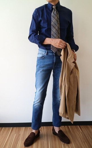 Как носить темно-синие джинсы с коричневыми замшевыми лоферами мужчине в стиле смарт-кэжуал: Сочетание светло-коричневого вельветового пиджака и темно-синих джинсов поможет выглядеть модно, но при этом подчеркнуть твою индивидуальность. Хотел бы сделать ансамбль немного строже? Тогда в качестве обуви к этому луку, выбери коричневые замшевые лоферы.