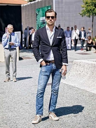 Как носить темно-синий пиджак с белыми низкими кедами из плотной ткани мужчине: Темно-синий пиджак и синие джинсы будут гармонично смотреться в модном гардеробе самых взыскательных парней. В тандеме с белыми низкими кедами из плотной ткани весь образ выглядит очень динамично.