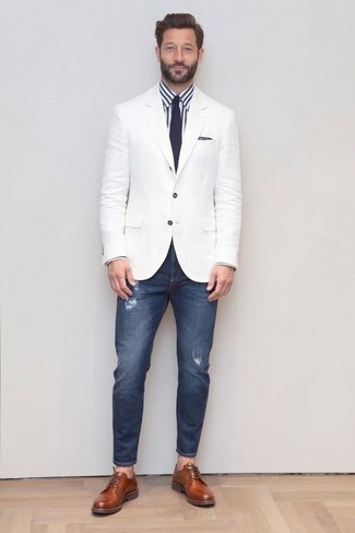 Какие джинсы носить с табачными туфлями дерби в 30 лет: Белый пиджак и джинсы — хороший вариант, если ты хочешь создать простой, но в то же время модный мужской лук. В тандеме с табачными туфлями дерби такой ансамбль смотрится особенно гармонично.