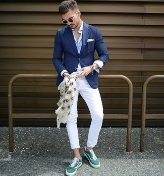 Какие джинсы носить с синим пиджаком мужчине в стиле смарт-кэжуал: Синий пиджак и джинсы — великолепное решение для мероприятий с дресс-кодом смарт-кэжуал. Пара зеленых низких кед из плотной ткани добавит облику легкости и беззаботства.