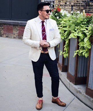 С чем носить красный галстук в горизонтальную полоску в 30 лет мужчине лето в стиле смарт-кэжуал: Для воплощения элегантного мужского вечернего лука отлично подойдет белый пиджак и красный галстук в горизонтальную полоску. Вместе с этим луком выгодно выглядят коричневые кожаные оксфорды. Такой лук обеспечивает ощущение комфорта в знойную погоду и уверенность в том, что ты выглядишь отменно.