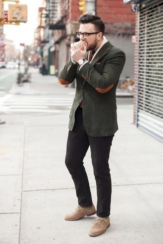Как носить черные джинсы с темно-зеленым пиджаком в 30 лет мужчине осень в стиле смарт-кэжуал: Дуэт темно-зеленого пиджака и черных джинсов поможет выглядеть по моде, но при этом подчеркнуть твой личный стиль. Теперь почему бы не привнести в повседневный лук толику изысканности с помощью светло-коричневых замшевых брогов? Такое сочетание будет приятно примерить на себя в хмурый осенний день.