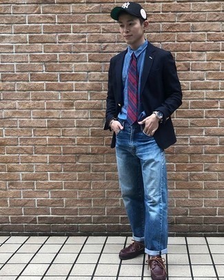 Какие джинсы носить с синей классической рубашкой мужчине: Создав ансамбль из синей классической рубашки и джинсов, можно получить подходящий мужской ансамбль для полуформальных встреч после работы. Ты можешь легко адаптировать такой ансамбль к повседневным реалиям, надев темно-красными кожаными топсайдерами.