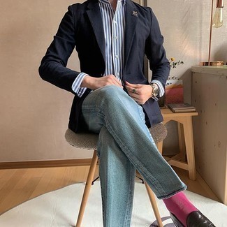 С чем носить ярко-розовые носки мужчине: Темно-синий пиджак и ярко-розовые носки — отличная формула для воплощения стильного и незамысловатого лука. Толику строгости и мужественности ансамблю добавит пара темно-коричневых кожаных лоферов.