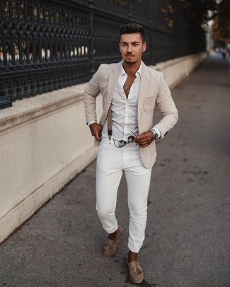 С чем носить бело-темно-синюю классическую рубашку в 20 лет мужчине лето в стиле смарт-кэжуал: Тандем бело-темно-синей классической рубашки и белых джинсов поможет выглядеть по моде, но при этом выразить твой индивидуальный стиль. Теперь почему бы не привнести в повседневный лук толику стильной строгости с помощью светло-коричневых замшевых лоферов c бахромой? Этот образ станет хорошим выходом из положения, если на улице жарище, и ты не представляешь, что надеть.