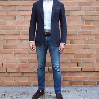 Как носить темно-синие джинсы с коричневыми замшевыми лоферами мужчине в стиле смарт-кэжуал: Если ты из той категории джентльменов, которые разбираются в моде, тебе понравится тандем темно-синего пиджака и темно-синих джинсов. Любители экспериментировать могут завершить ансамбль коричневыми замшевыми лоферами, тем самым добавив в него немного строгости.