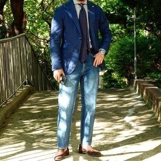 С чем носить темно-синий галстук мужчине лето в стиле смарт-кэжуал: Темно-синий пиджак в паре с темно-синим галстуком поможет воплотить изысканный мужской стиль. Тебе нравятся дерзкие сочетания? Можешь закончить свой ансамбль коричневыми замшевыми лоферами. Переносить невыносимую летнюю жару намного легче, если на тебе такое сочетание одежды.
