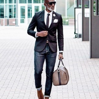 С чем носить коричневый галстук за 50 лет мужчине в стиле смарт-кэжуал: Темно-коричневый пиджак и коричневый галстук — отличный пример строгого мужского стиля. Такой ансамбль несложно адаптировать к повседневным реалиям, если дополнить его коричневыми замшевыми ботинками челси.