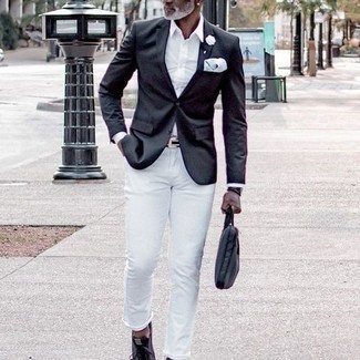 С чем носить белые джинсы за 50 лет мужчине в стиле смарт-кэжуал: Черный пиджак в сочетании с белыми джинсами поможет выразить твой личный стиль и выигрышно выделиться из общей массы. Ты можешь легко адаптировать такой лук к повседневным условиям городской жизни, надев темно-серыми низкими кедами из плотной ткани.