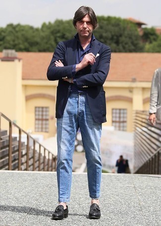 Какие пиджаки носить с голубыми джинсами за 40 лет мужчине в стиле смарт-кэжуал: Тандем пиджака и голубых джинсов позволит выглядеть модно, а также выразить твою индивидуальность. Не прочь сделать ансамбль немного элегантнее? Тогда в качестве обуви к этому ансамблю, стоит выбрать черные кожаные лоферы c бахромой.