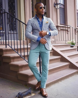 С чем носить зеленые джинсы в 20 лет мужчине: Стильное сочетание бело-темно-синего пиджака в мелкую клетку и зеленых джинсов позволит подчеркнуть твою индивидуальность и выделиться из серой массы. Немного стильной строгости и классики образу добавит пара коричневых кожаных лоферов.