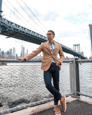 С чем носить коричневые кожаные низкие кеды мужчине: Светло-коричневый пиджак и темно-синие джинсы — необходимые вещи в арсенале мужчин с чувством стиля. Коричневые кожаные низкие кеды гарантируют комфорт в движении.