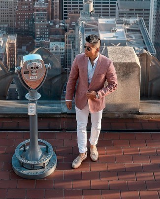 С чем носить бежевые туфли мужчине лето: Розовый пиджак в паре с белыми джинсами подойдет для свидания или похода в паб с друзьями. Сделать образ изысканнее позволят бежевые туфли. Пережить изнуряющую июльскую жару определенно легче, когда ты одет вот так.