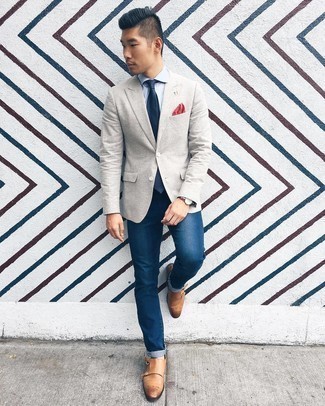 Как носить серый пиджак с синими джинсами в 30 лет мужчине в стиле смарт-кэжуал: Серый пиджак в сочетании с синими джинсами — великолепный вариант для создания мужского ансамбля в стиле business casual. Хотел бы привнести сюда толику утонченности? Тогда в качестве обуви к этому луку, стоит обратить внимание на светло-коричневые кожаные монки с двумя ремешками.