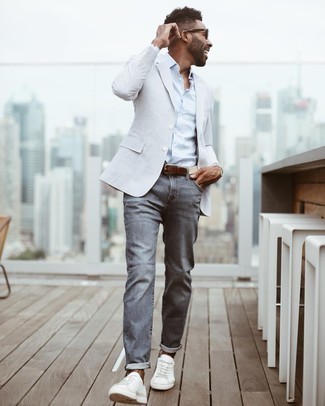 С чем носить голубой пиджак в вертикальную полоску мужчине в стиле смарт-кэжуал: Голубой пиджак в вертикальную полоску и темно-серые джинсы будет прекрасным вариантом для легкого образа на каждый день. Белые низкие кеды из плотной ткани помогут сделать лук менее официальным.