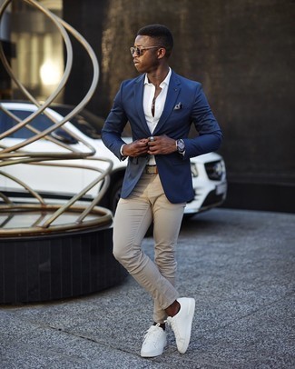 Как носить светло-коричневые джинсы с белыми кожаными низкими кедами мужчине: Темно-синий пиджак в паре со светло-коричневыми джинсами поможет подчеркнуть твою индивидуальность и выгодно выделиться из серой массы. И почему бы не разнообразить лук с помощью белых кожаных низких кед?