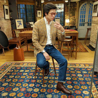 Как носить классическую рубашку с ботинками челси в 20 лет мужчине в стиле смарт-кэжуал: Сочетание классической рубашки и темно-синих джинсов позволит создать стильный, но в то же время мужественный образ. Такой образ обретет новое прочтение в тандеме с ботинками челси.