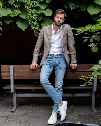 Как носить светло-коричневый пиджак с голубыми джинсами в 30 лет мужчине: Светло-коричневый пиджак и голубые джинсы будет отличной идеей для простого повседневного образа. Не прочь поэкспериментировать? Дополни ансамбль белыми кожаными низкими кедами.