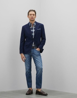 Как носить темно-синие джинсы с темно-коричневыми кожаными лоферами с кисточками в стиле смарт-кэжуал: Когда не знаешь, что надеть на учебу или на работу, темно-синий пиджак и темно-синие джинсы — хороший вариант. Хочешь сделать лук немного элегантнее? Тогда в качестве дополнения к этому луку, стоит обратить внимание на темно-коричневые кожаные лоферы с кисточками.