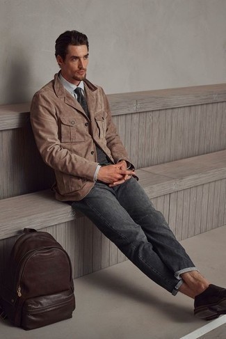 Как носить коричневый замшевый пиджак с темно-серыми джинсами мужчине: Коричневый замшевый пиджак и темно-серые джинсы великолепно впишутся в любой мужской лук — расслабленный будничный лук или же утонченный вечерний. Что же касается обуви, можешь отдать предпочтение классике и выбрать темно-коричневые кожаные монки с двумя ремешками.