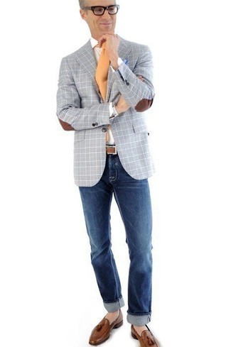 Модный мужской лук: серый пиджак в шотландскую клетку, белая классическая рубашка, темно-синие джинсы, коричневые кожаные лоферы с кисточками