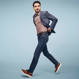 Как носить темно-синие джинсы с коричневыми кроссовками мужчине лето: Темно-синий пиджак и темно-синие джинсы позволят создать необычный мужской образ для офиса. Ты можешь легко адаптировать такой лук к повседневным реалиям, надев коричневыми кроссовками. Безусловно, подобное сочетание одежды как нельзя лучше подойдет для жаркой погоды.