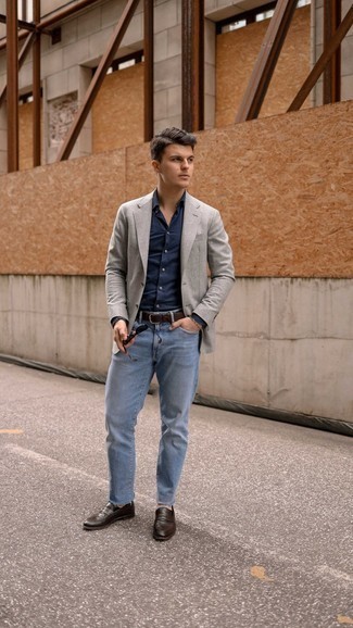 Какие джинсы носить с темно-синей классической рубашкой в 30 лет мужчине весна: Темно-синяя классическая рубашка и джинсы — неотъемлемые вещи в арсенале парней с превосходным чувством стиля. Немного строгости и классики луку добавит пара темно-коричневых кожаных лоферов. Когда зимняя пора уходит и сменяется более теплой погодой, парням хочется одеваться со вкусом и выглядеть незабываемо, привлекая взоры прекрасных дам. Такой образ обязательно поможет достичь желаемой цели.