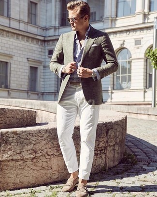 С чем носить бело-пурпурную классическую рубашку в 30 лет мужчине в стиле кэжуал: Бело-пурпурная классическая рубашка и белые рваные джинсы — неотъемлемые вещи в арсенале любителей расслабленного стиля. Боишься выглядеть неаккуратно? Закончи этот образ светло-коричневыми замшевыми монками.