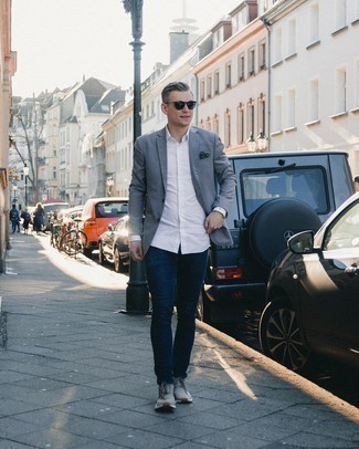 С чем носить серый пиджак мужчине: Серый пиджак и темно-синие джинсы — великолепный вариант для приверженцев дресс-кода смарт-кэжуал. Создать красивый контраст с остальными составляющими этого ансамбля помогут серые кроссовки.