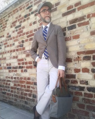 С чем носить бело-синюю классическую рубашку за 50 лет мужчине весна: Фанатам стиля элегантная повседневность придется по душе сочетание бело-синей классической рубашки и белых джинсов. Любители экспериментировать могут закончить образ темно-коричневыми замшевыми лоферами, тем самым добавив в него чуточку элегантности. Когда зимняя пора уходит и сменяется более теплыми деньками, нам хочется одеваться модно и выглядеть превосходно, привлекая взгляды красивых дам. Такой лук обязательно в этом поможет.