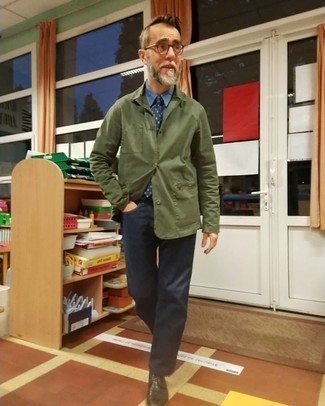 С чем носить темно-зеленый пиджак за 50 лет мужчине лето: Согласись, образ из темно-зеленого пиджака и темно-синих джинсов смотрится бесподобно? Сделать образ элегантнее позволят темно-коричневые кожаные туфли дерби. Подобный ансамбль несомненно тебе полюбится для жарких летних дней.
