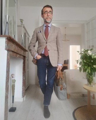 С чем носить коричневый галстук за 50 лет мужчине в стиле смарт-кэжуал: Сочетание светло-коричневого пиджака в шотландскую клетку и коричневого галстука поможет исполнить изысканный мужской стиль. В качестве завершения этого образа сюда просятся темно-коричневые замшевые лоферы.