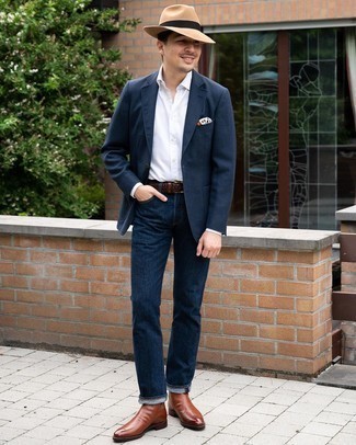 Какие ботинки челси носить с темно-синим пиджаком мужчине: Темно-синий пиджак и темно-синие джинсы помогут составить гармоничный стильный лук. Любишь эксперименты? Заверши образ ботинками челси.
