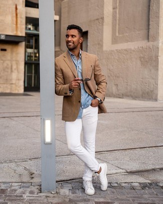 С чем носить светло-коричневый пиджак мужчине: Дуэт светло-коричневого пиджака и белых джинсов — олицетворение современного стиля в большом городе. Этот ансамбль гармонично дополнят белые кожаные низкие кеды.
