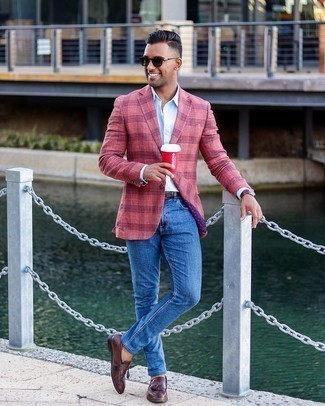 С чем носить розовый пиджак мужчине: Розовый пиджак смотрится стильно в сочетании с синими джинсами. Сделать образ чуть строже помогут темно-коричневые кожаные лоферы с кисточками.