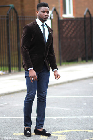С чем носить бархатный пиджак мужчине: Бархатный пиджак в сочетании с темно-синими джинсами — чудесный пример привлекательного офисного стиля для молодых людей. В тандеме с черными замшевыми лоферами такой образ выглядит особенно выигрышно.