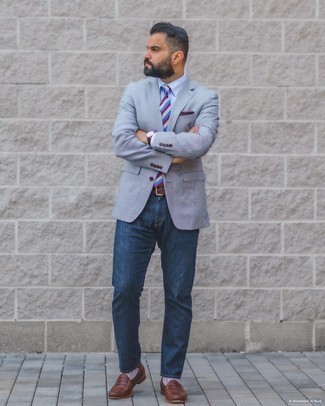 С чем носить темно-серые носки в горошек мужчине: Сочетание серого пиджака в шотландскую клетку и темно-серых носков в горошек - очень практично, и поэтому идеально для воплощения интересного повседневного стиля. Дополнив лук темно-коричневыми кожаными лоферами, можно получить неожиданный результат.