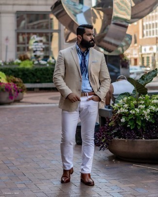 Модный лук: бежевый пиджак, голубая классическая рубашка из шамбре, белые джинсы, темно-коричневые кожаные ботинки челси